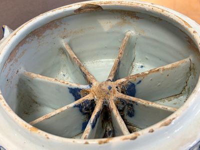 A rare blue and white Dutch Delft chinoiserie two-handled compartmented bowl, 17th C. — photo 9
