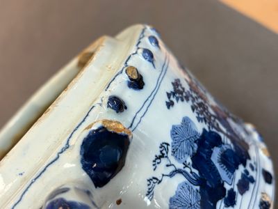 A rare blue and white Dutch Delft chinoiserie two-handled compartmented bowl, 17th C. — photo 10