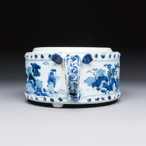 A rare blue and white Dutch Delft chinoiserie two-handled compartmented bowl, 17th C. — photo 5
