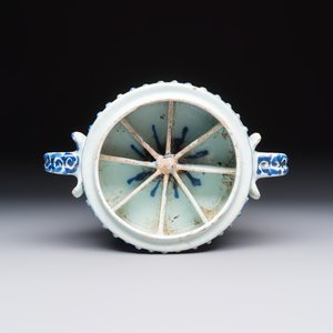 A rare blue and white Dutch Delft chinoiserie two-handled compartmented bowl, 17th C. — photo 6