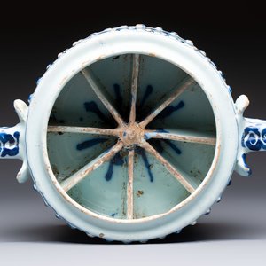 A rare blue and white Dutch Delft chinoiserie spice box, 17th C. — photo 6