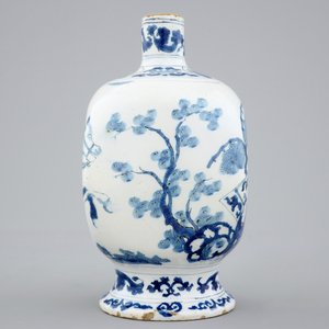 A rare blue and white Dutch Delft chinoiserie vase, late 17th C. — photo 3
