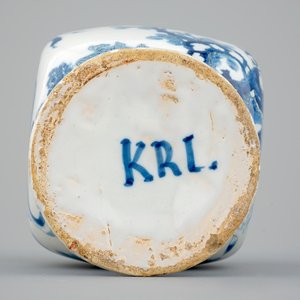 A rare blue and white Dutch Delft chinoiserie vase, late 17th C. — photo 5