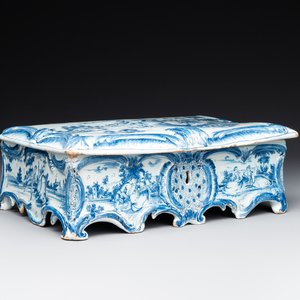 A rare blue and white Dutch Delft jewellery casket and cover, 18th C. — foto 1