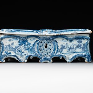 A rare blue and white Dutch Delft jewellery casket and cover, 18th C. — foto 2