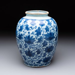 A rare blue and white Dutch Delft Ming-style chinoiserie 'lotus scroll' jar, late 17th C. — photo 1