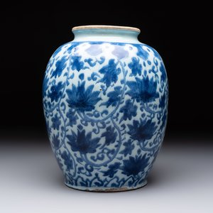 A rare blue and white Dutch Delft Ming-style chinoiserie 'lotus scroll' jar, late 17th C. — photo 2