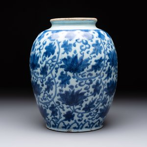 A rare blue and white Dutch Delft Ming-style chinoiserie 'lotus scroll' jar, late 17th C. — photo 3