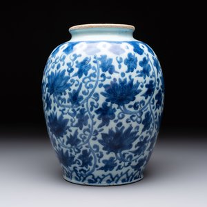 A rare blue and white Dutch Delft Ming-style chinoiserie 'lotus scroll' jar, late 17th C. — photo 4