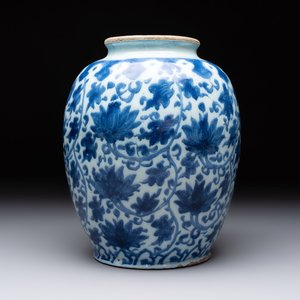 A rare blue and white Dutch Delft Ming-style chinoiserie 'lotus scroll' jar, late 17th C. — photo 5