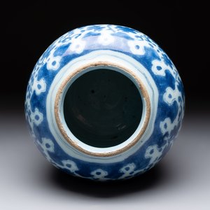 A rare blue and white Dutch Delft Ming-style chinoiserie 'lotus scroll' jar, late 17th C. — photo 6