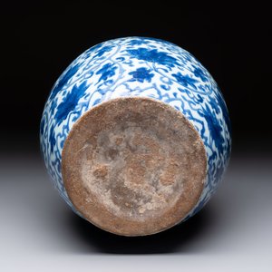 A rare blue and white Dutch Delft Ming-style chinoiserie 'lotus scroll' jar, late 17th C. — photo 7