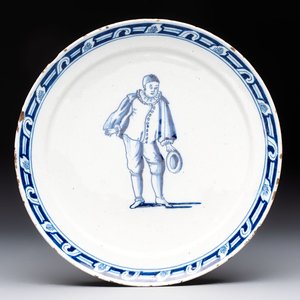 A rare blue and white Dutch Delft plate depicting Pierrot or a Commedia Dell'Arte figure, 18th C. — photo 1