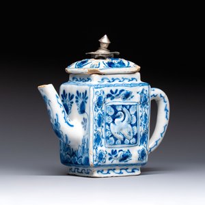 A rare blue and white Dutch Delft relief-moulded teapot and cover, late 17th C. — foto 1