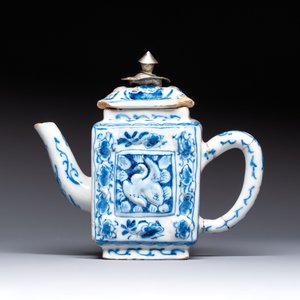 A rare blue and white Dutch Delft relief-moulded teapot and cover, late 17th C. — foto 2