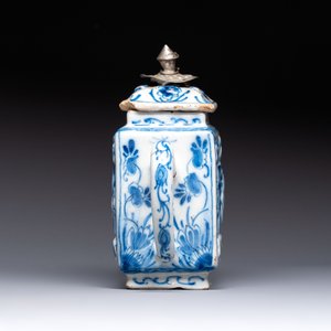 A rare blue and white Dutch Delft relief-moulded teapot and cover, late 17th C. — foto 3