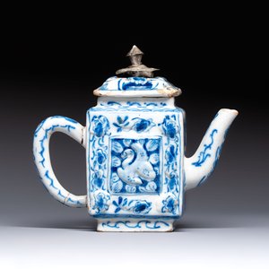 A rare blue and white Dutch Delft relief-moulded teapot and cover, late 17th C. — foto 4