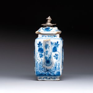 A rare blue and white Dutch Delft relief-moulded teapot and cover, late 17th C. — foto 5