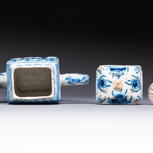 A rare blue and white Dutch Delft relief-moulded teapot and cover, late 17th C. — foto 6