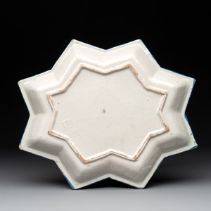A rare blue and white Dutch Delft star-shaped dish with travellers in a landscape, early 18th C. — photo 2