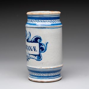 A rare blue and white Dutch maiolica albarello with a cherub head and a mascaron, 1st quarter 17th C. — foto 2