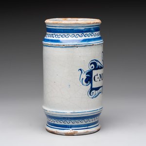 A rare blue and white Dutch maiolica albarello with a cherub head and a mascaron, 1st quarter 17th C. — foto 4