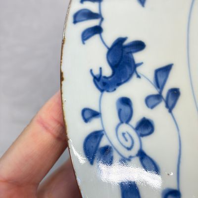A rare blue and white Japanese 'Ebisu at the Large Bridge' dish — foto 12