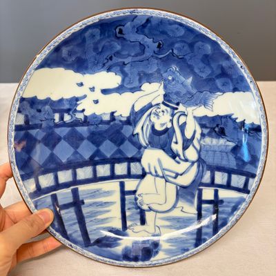 A rare blue and white Japanese 'Ebisu at the Large Bridge' dish — foto 1
