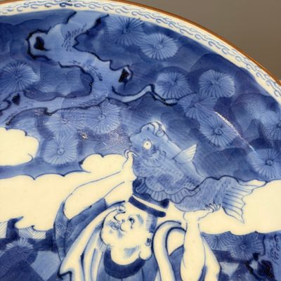 A rare blue and white Japanese 'Ebisu at the Large Bridge' dish — foto 3