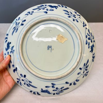 A rare blue and white Japanese 'Ebisu at the Large Bridge' dish — foto 7