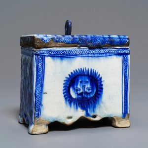 A rare blue and white Persian pottery strongbox, Qajar, Iran, 18/19th C. — photo 2