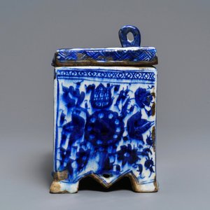 A rare blue and white Persian pottery strongbox, Qajar, Iran, 18/19th C. — photo 6