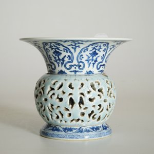 A rare blue, white and lavender-glazed reticulated revolving zhadou spittoon, Qianlong mark, 19/20th C. — photo 11