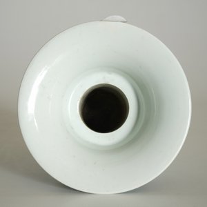 A rare blue, white and lavender-glazed reticulated revolving zhadou spittoon, Qianlong mark, 19/20th C. — photo 14