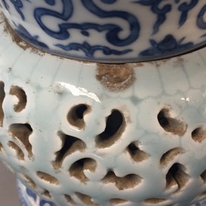A rare blue, white and lavender-glazed reticulated revolving zhadou spittoon, Qianlong mark, 19/20th C. — photo 17