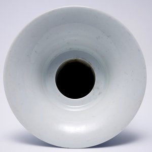 A rare blue, white and lavender-glazed reticulated revolving zhadou spittoon, Qianlong mark, 19/20th C. — photo 6