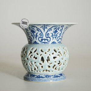 A rare blue, white and lavender-glazed reticulated revolving zhadou spittoon, Qianlong mark, 19/20th C. — photo 9