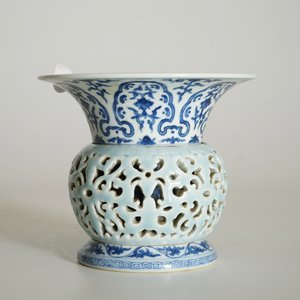 A rare blue, white and lavender-glazed reticulated revolving zhadou spittoon, Qianlong mark, 19/20th C. — photo 10