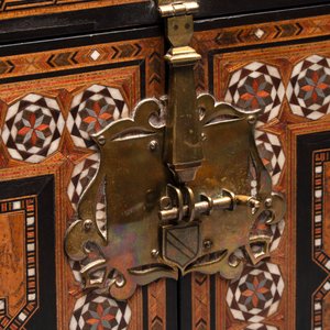A rare bone-inlaid Nasrid-style table cabinet, Spain, 19th C. — photo 11