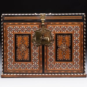 A rare bone-inlaid Nasrid-style table cabinet, Spain, 19th C. — photo 4
