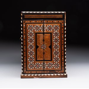 A rare bone-inlaid Nasrid-style table cabinet, Spain, 19th C. — photo 5