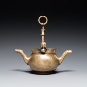 A rare bronze 'lavabo' water bowl with women's heads on the handles, Flanders, 1st half 15th C. — photo 2