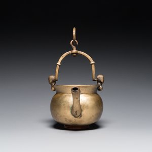 A rare bronze 'lavabo' water bowl with women's heads on the handles, Flanders, 1st half 15th C. — photo 3