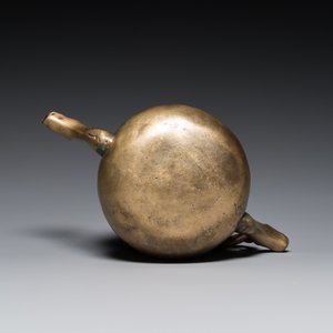 A rare bronze 'lavabo' water bowl with women's heads on the handles, Flanders, 1st half 15th C. — photo 6
