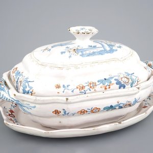 A rare Brussels faience kakiemon tureen on stand, 18th C. — photo 1