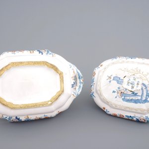 A rare Brussels faience kakiemon tureen on stand, 18th C. — photo 6