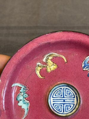 A rare Canton enamel ruby-ground 'Bats and Shou' cup on stand, Qianlong mark and of the period — photo 14