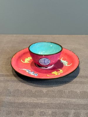 A rare Canton enamel ruby-ground 'Bats and Shou' cup on stand, Qianlong mark and of the period — photo 2