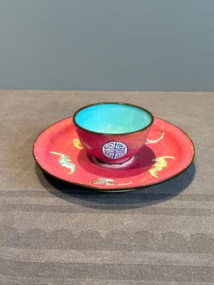 A rare Canton enamel ruby-ground 'Bats and Shou' cup on stand, Qianlong mark and of the period — photo 4