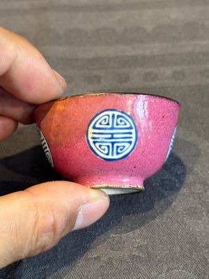 A rare Canton enamel ruby-ground 'Bats and Shou' cup on stand, Qianlong mark and of the period — photo 8